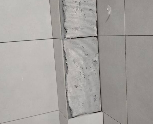 梁溪瓷砖空鼓维修公司分享下瓷砖施工前基层浇水润湿程度不足，可能导致以下问题